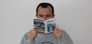 Das Foto zeigt den VolleyballFREAK beim Lesen des Volleyball-Regelbuches.