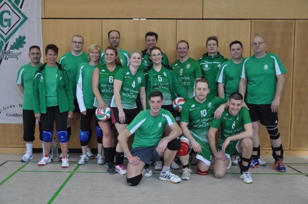 Das Bild zeigt ein lockeres Teamfotos mit den Volleyballern des SV Grün Weiß Großbeeren