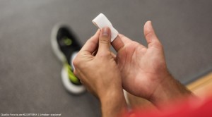 Ein Volleyballer tapt seinen Finger für das nächste Volleyballspiel.