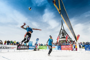 Das Foto zeigt ein Snow Volleyballer während des Angriffs beim Turnier in Kronplatz 2016.