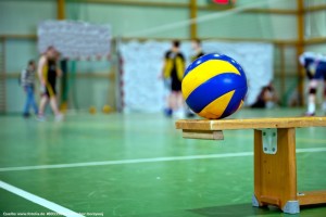 Der Volleyball auf der Bank symbolisiert die Ersatzspieler während eines Spiels.