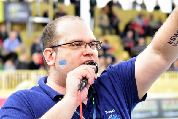 Daniel Schmidt (34) ist Geschäftsführer der Kommunikationsagentur D3Smedia in Frankfurt. Der ausgebildete Sprecher und Radiomoderator hat über 10 Jahre Erfahrung als Hallen- und Stadionsprecher unter anderem in der Volleyball- und Frauenfußball-Bundesliga. Für die Volleyball Bundesliga reist er als Mitglied des „Kompetenzteams Eventisierung“ durch die Republik und berät Erst- und Zweiligisten hinsichtlich der Eventisierung der Heimspieltage. Darüber hinaus ist er der Macher der Facebook- und Xing-Initiative „Bringt Volleyball in die Medien!“.