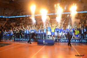 Das Foto von der Siegerehrung DVV Pokalfinale 2017 mit MTV Stuttgart und VFB Friedrichshafen in der SAP Mannheim.