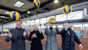 Das Foto zeigt Volleyball-Trainer Oliver Wagner, Husums Bürgermeister Uwe Schmitz, Ole Singelmann (Vorsitzender der Husumer Interessensgemeinschaft Gewerbegebiet Ost) und Messe-Geschäftsführer Peter Becker (v. l.) haben eine Vision vom Husumer Erstligateam mit Hilfe der Bundesliga Wildcard.