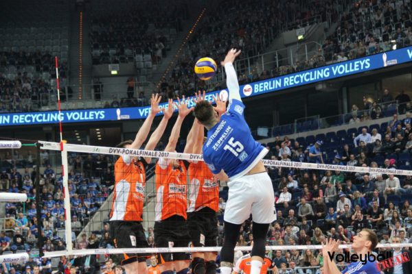 Titelverteidiger Friedrichshafen hier in blau und im Angriff gegen Berlin im DVV Pokalfinale von 2017