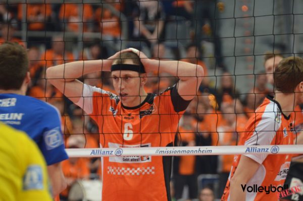 DAs Foto zeigt Mittelblocker Felix Fischer beim DVV-Pokalfinale 2017.