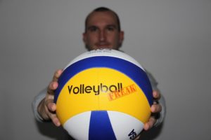 Das Foto zeigt den Der bedruckte Beachvolleyball Mikasa VXT 30 von balleristo