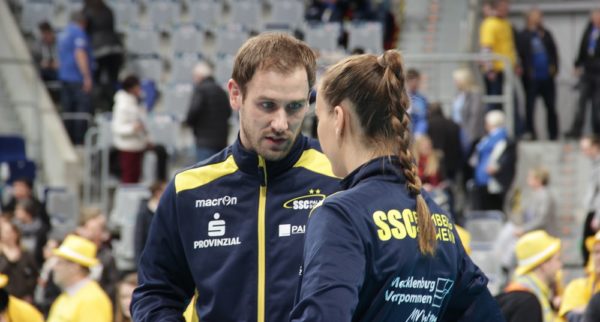 Das Foto zeigt Felix Koslowski im Einzelgespräch mit einer Spielerin vom SSC Schwerin