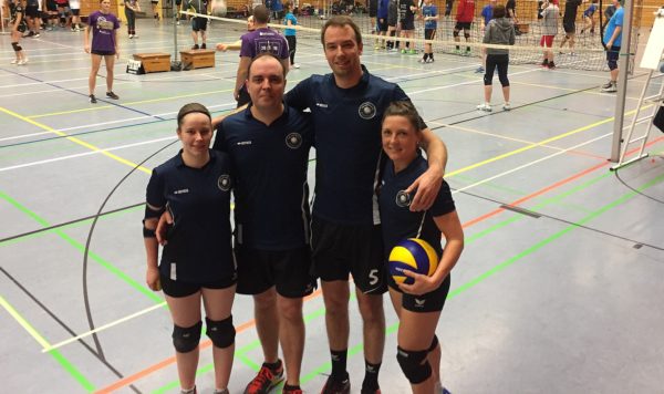 Das Foto zeigt ein mögliches Team der Volleyball Mixed Bundesliga.