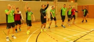 Das Foto zeigt die Volleyballmannschaft des TVA Hürth Herren 4 beim Jubeln.