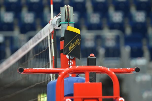 Das Foto zeigt Die Mikasa Schiedsrichter Karten beim DVV Pokalfinale 2017 am Netzpfosten befestigt.