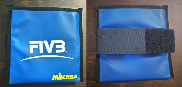 Das Foto zeigt die mitgelieferte Tasche zu den Mikasa Schiedsrichterkarten.