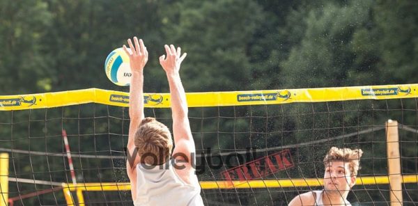 Das Foto zeigt 2 Spieler beim Angriff und Block in einem Beachvolleyballspiel auf dem Event Beachen mit dem VolleyballFREAK 2017