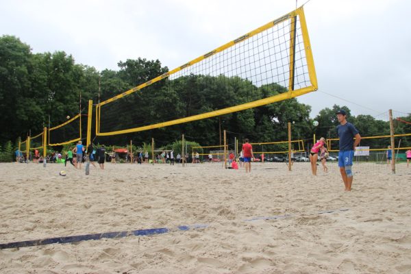 Das Foto zeigt die 8 Felder Beachvolleyballanlage "Beachpark Cologne" während des Turniers "Beachen mit dem VolleyballFREAK"