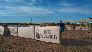 Das Foto zeigt mobile Beachvolleyballfelder des Hietsu Beach Volley Club in Helsinki.