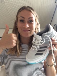 Das Foto zeigt Autorin Lisa mit dem Adidas Crazyflight Volleyballschuh!