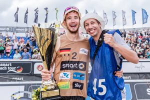Das Foto zeigt Volleyball Fotograf Gerold Rebsch (links) mit Beachvolleyball-Profi Lars Flüggen.