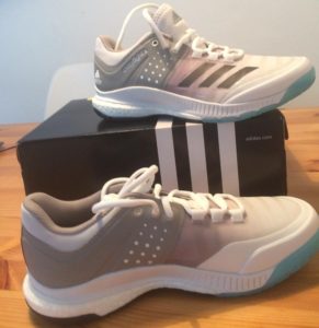 Das Foto zeigt die Volleyballschuhe Adidas Crazyflight X w auf dem Schuhkarton.