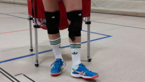 Das Foto zeigt die 2 Beine von VolleyballFREAK Eva mit den Volleyball Knieschoner TR2 und TR2 Plus beim Test..