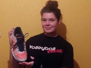Das Foto zeigt Testerin Jenny mit den Volleyballschuhen Asics Elite FF