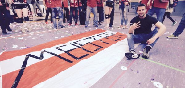 Das Foto zeigt Gastautor Ferdi Stebner nach der gewonnen Meisterschaft 2017 in der NRW Oberliga.