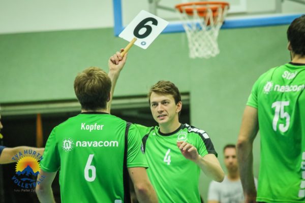 Das Foto zeigt einen Wechsel in der 2. Volleyball-Bundesliga. Der Wechselspieler hält eine Wechseltafel mit der Nummer 6.