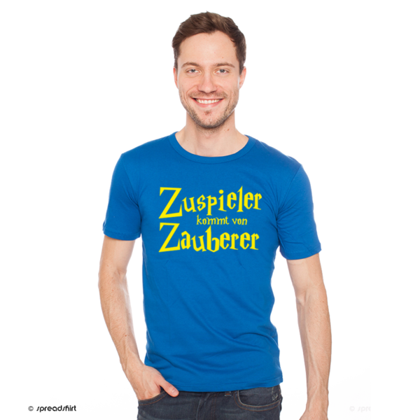 Das Foto zeigt ein Model im blauen T-Shirt und dem Volleyball Motiv "Zuspieler kommt von Zauberer"