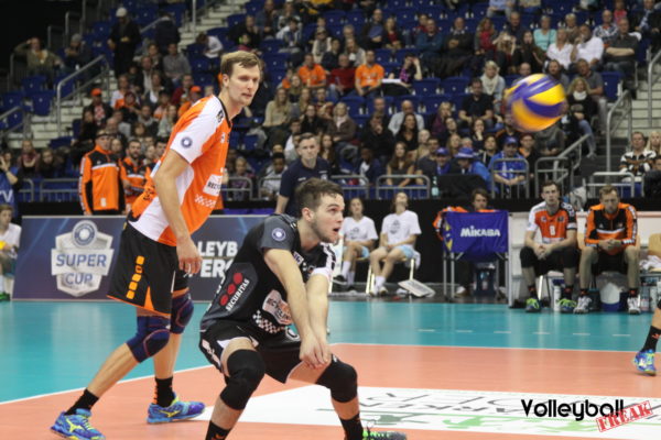 Das Foto zeigt Luke Perry vom BR Volley bei der Annahme eines Aufschlags.