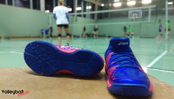 Das Foto zeigt den Damenvolleyballschuh Gel-Fastball 3 von Asic einmal von vorne und einmal die Sohle.