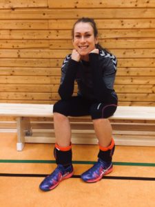 Testerin Lisa mit den Volleyballschuhen Asics Gel -fastblast 3 beim Training.