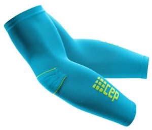 Das Foto zeigt die CEP Arm Sleeves Armstulp in den Farben hawaii blue-green