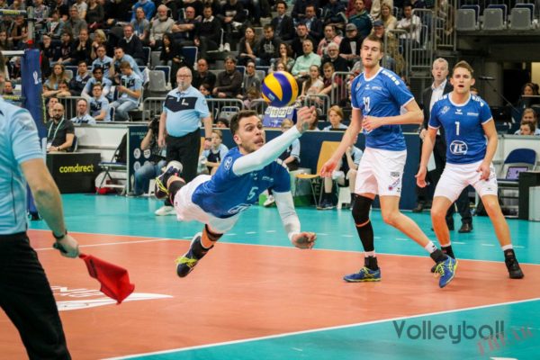 Das Foto zeigt David Gossenheimer vom VFB Friedrichshafen bei einer spektakuläre Flugeinlage zur Ballabwher beim DVV Pokalfinale 2018.