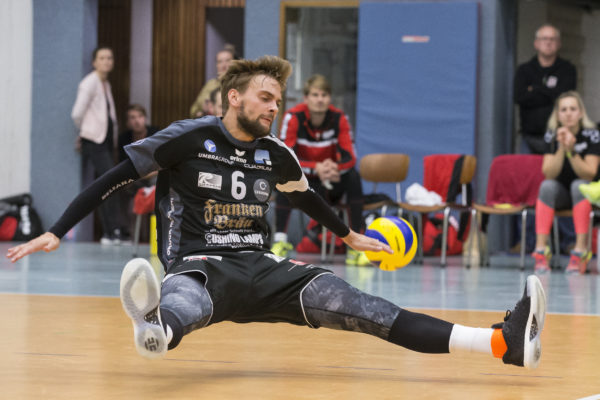 Eltmans Libero Max Kolbe als Hoovercraft bei der Abwehr des blau-gelben Mikasa Volleyballs..