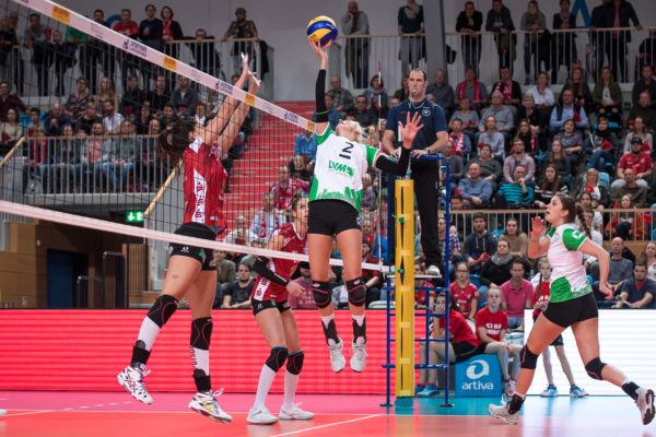 Das Foto zeigt das akrobatische Einhand Zuspiel von Mareike Hindriksen vom USC Münster im Spiel gegen den SC Potsdam