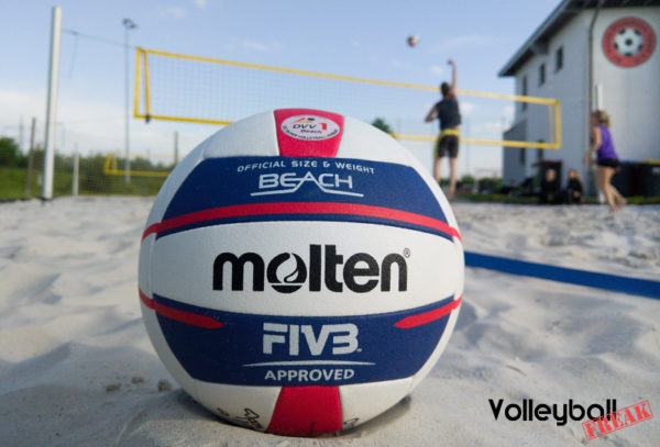 Der Molten V5B5000-DE Beachvolleyball im Sand auf dem Beachfeld. Er ist bereit für den Test bei VolleyballFREAK.