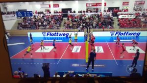 Das Foto zeigt einen Fernseher mit einer Liveübertragung der Volleyball Bundesliga.