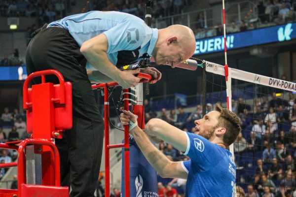 Friedrichshafen Kapitän lässt sich die Entscheidung vom Volleyballschiedsrichter erklären.