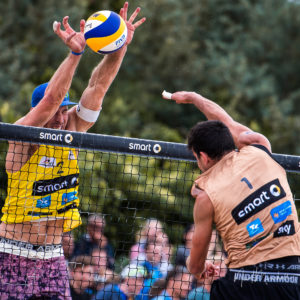 Beachvolleyballprofi Sebastian Fuchs beim Monsterblock auf der deutschen Beachvolleyball Tour