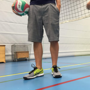Die Volleyballschuhe Asics GEL Tactic beim Test auf dem Volleyballfeld.