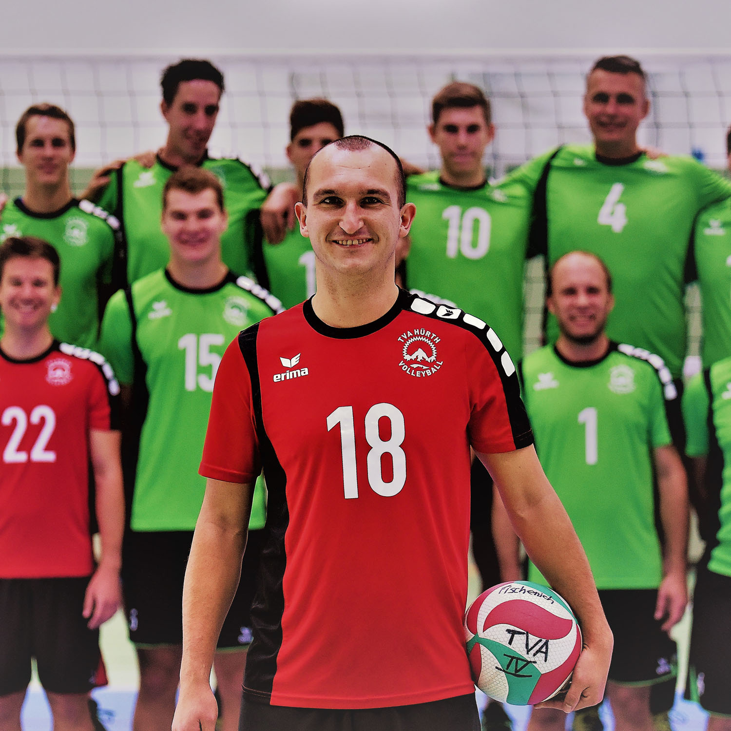 Das Foto zeigt VolleyballFREAK Steffen im roten Liberotrikot vor seinem Team.