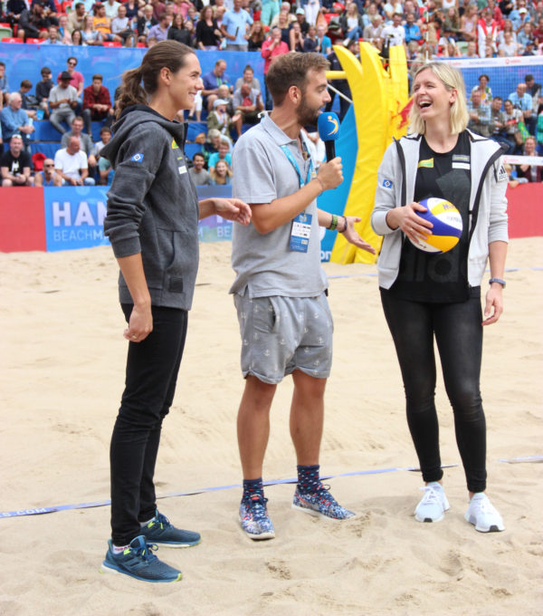 Das Foto zeigt Laura Ludwig und Kira Walkenhorst im Interview auf dem Center Court am Rothenbaum.