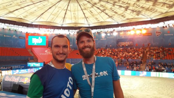 Das Foto zeigt die VolleyballFREAKs Steffen (rechts) und Tobi(links). Im Hintergrund ist der Bachvolleyball Center Court des Stadion am Rothenbaum zu sehen.