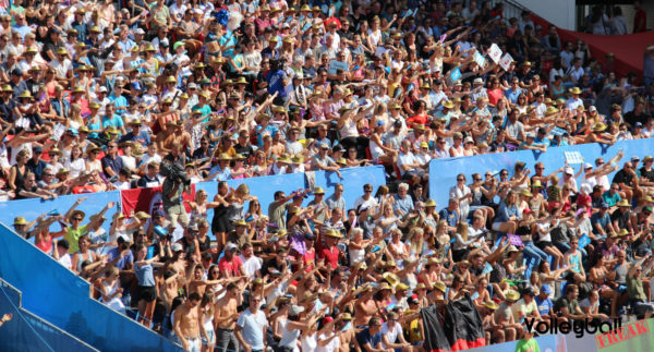 Das Foto zeigt die proppe volle Zuschauertribüne mit den Fans des Beach World Tour Finale.