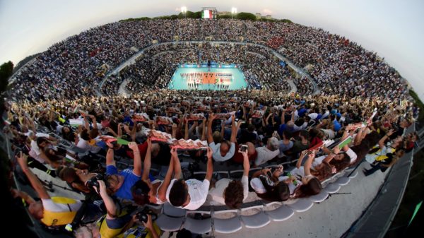 Das Foto zeigt ein volles Volleyballstadion bei der Volleyball-Weltmeisterschaft 2018