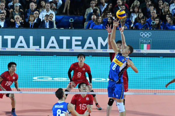  Zuspieler Simone Giannelli spielt den Volleyball mit einer Hand bei der Volleyball-Weltmeisterschaft 2018 der Herren