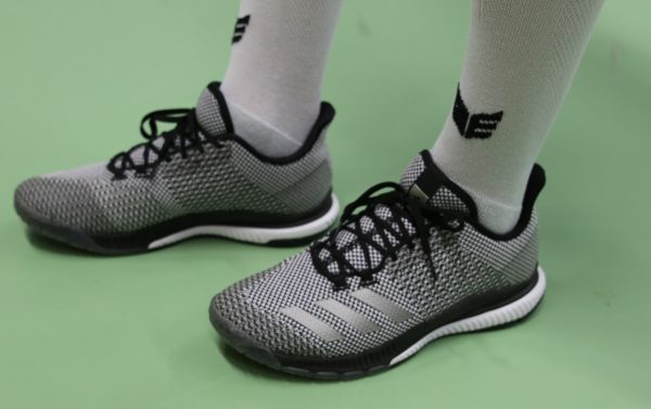 Das Foto zeigt die Adidas Crazy Bounce 2 von der Seite.