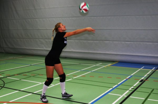 Das Foto zeigt eine Volleyballerin mit den Volleyballschuhen von Adidas.