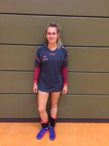 Das Foto zeigt VolleyballFREAK Lisa beim Test der Sports Compression Sleeves Arm von Bauerfeind.