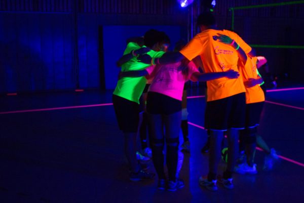 Das Foto zeigt eine Volleyballmannschaft auf dem Schwarzlicht Cup.