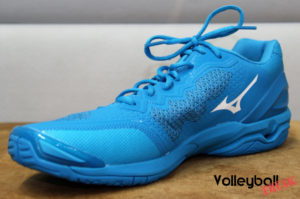 Das Foto zeigt di Innenseite des Mizuno Wave Stealth V. Der Schuh ist komplett in blau und hat ein weißes Mizuno Logo.